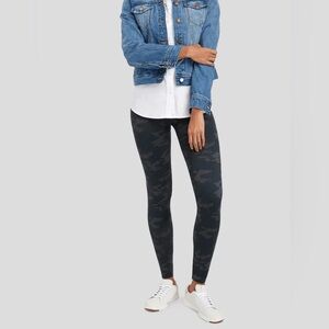 Spanx Black Camo Look At Me Now Seamless Leggings Stretch Shaping Size Large